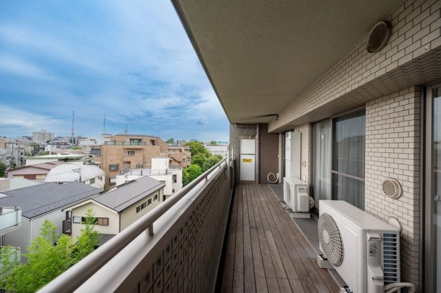 ライオンズマンション弦巻グランフォートのバルコニー|ライオンズマンション弦巻グランフォート：約１５．９９平米のワイドスパンバルコニー画像です！