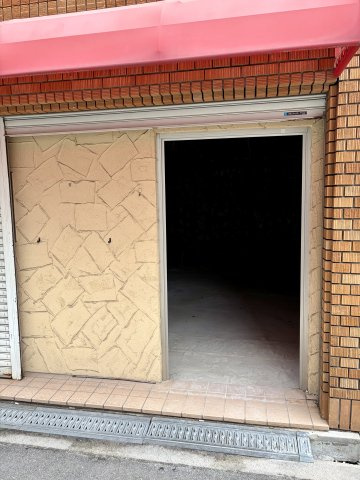 大阪市都島区東野田町１丁目の店舗事務所の玄関