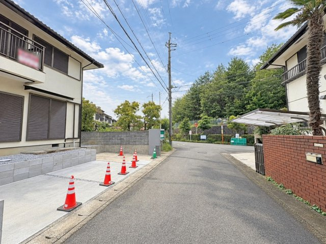 東境谷町3丁目の外観|前道５ｍ！比較的お車通りも少なく、落ち着いて駐車が可能です。（R8.9撮影）