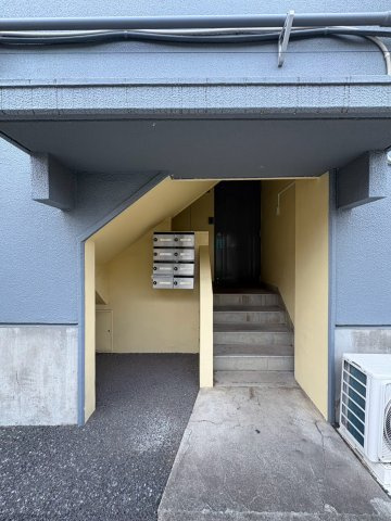 市川マンションのエントランス