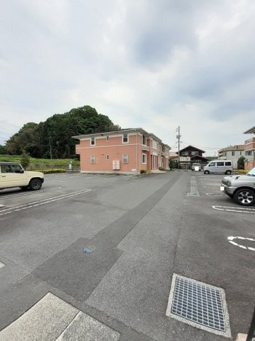 カーサ・フィオーレＢの駐車場