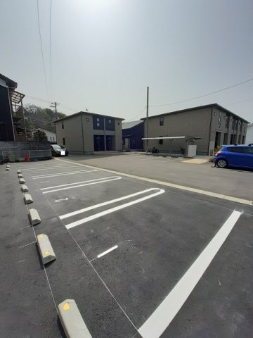 ノイ・リュミエールⅢの駐車場