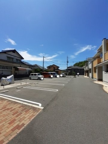 ラ　ヴィ　ベール壱番館の駐車場