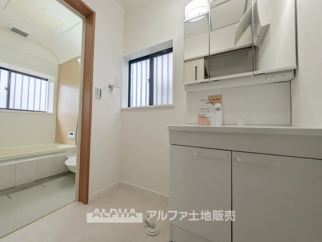 青梅市河辺町6丁目 中古戸建の独立洗面台|【Wash Basin】◆新品洗面台◆リフォームで洗面台を新品交換。朝の身支度や帰宅後の手洗いなど、毎日の生活に欠かせない水回りを気持ちよく使えます。