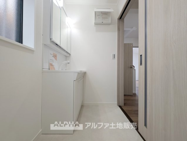 青梅市河辺町6丁目 中古戸建の独立洗面台|【Powder Room】◆身支度をスムーズに◆洗髪洗面化粧台を備えた洗面スペース。洗面台は新品交換予定で、新しい設備とともに新生活を始められます。