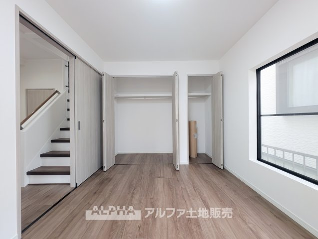 青梅市河辺町6丁目 中古戸建の洋室|【Private Room】◆全居室洋室◆約6帖の洋室2室と約4.5帖の洋室を配置。寝室や子ども部屋など、家族構成に合わせた使い分けができます。