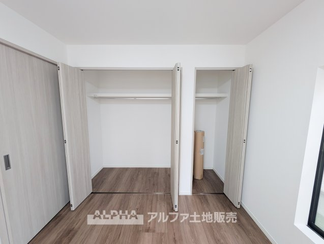青梅市河辺町6丁目 中古戸建の収納|【Storage】◆収納スペース◆各洋室に収納を設け、さらに床下収納も備えています。衣類や生活用品を整理しやすく、室内をすっきり使えます。