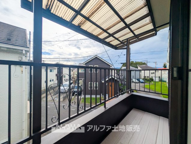 青梅市河辺町6丁目 中古戸建のバルコニー|【Balcony】◆屋外スペース◆2階に設けられたバルコニーは、洗濯物を干す場所として日々の家事に活用できるスペースです。
