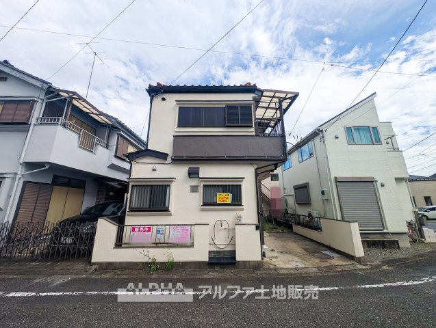 青梅市河辺町6丁目 中古戸建の外観|【Comfortable Home】◆並列駐車1台◆西側約6m公道に面した戸建住宅。敷地内には並列1台分の駐車スペースが確保されています。