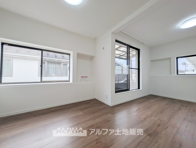 青梅市河辺町6丁目 中古戸建の居間・リビング|【Bright Living】◆家族が集う空間◆約11帖のLDKは、食事や団らんなど毎日の暮らしの中心に。家族の会話が自然と生まれる、心地よい住空間です。