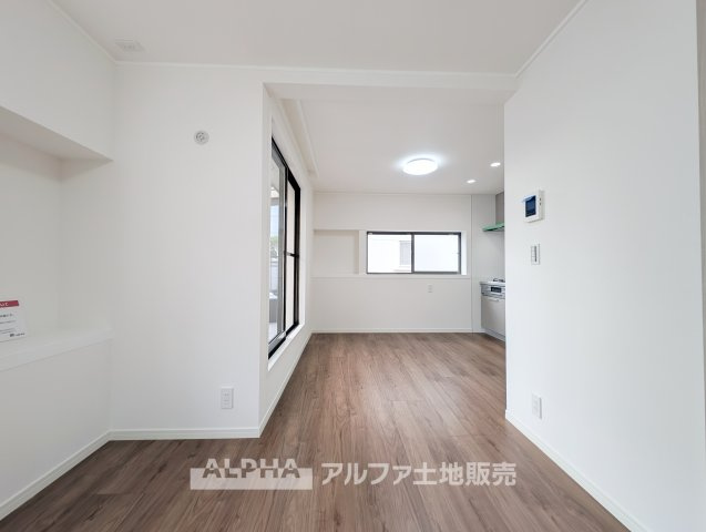 青梅市河辺町6丁目 中古戸建の居間・リビング|【Living Style】◆自分らしく暮らす◆約11帖のLDKは、ライフスタイルに合わせた家具選びやレイアウトを楽しめる、毎日の生活の中心となる空間です。