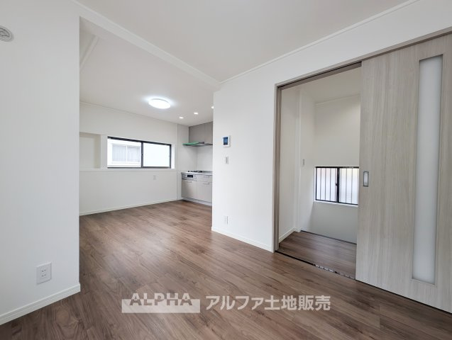 青梅市河辺町6丁目 中古戸建の居間・リビング|【Comfortable Living】◆暮らしに馴染むLDK◆ダイニングとリビングを一体的に使える約11帖の空間。家具の配置を考えながら、自分らしい住空間づくりを楽しめます。