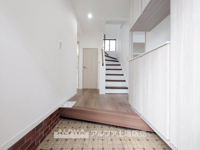 青梅市河辺町6丁目 中古戸建の玄関|【Entrance】◆住まいの第一印象◆毎日の外出や帰宅を迎えてくれる玄関スペース。すっきりと整えて、気持ちよく一日を始められる空間です。