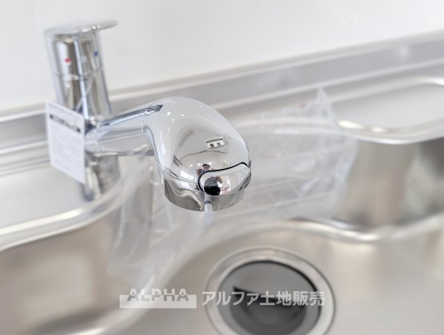 青梅市河辺町6丁目 中古戸建のキッチン|【Water Purifier】◆浄水器◆いつでも気軽においしい水を利用できる浄水器。飲み水はもちろん、お米を炊くときや料理にも使いやすく、毎日のキッチンワークに役立ちます。