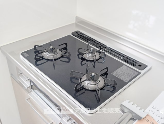青梅市河辺町6丁目 中古戸建のキッチン|【Cooking Space】◆新品コンロ◆リフォームでコンロを新品交換。グリルも備えており、焼き料理など日々のさまざまなメニューづくりに活躍します。