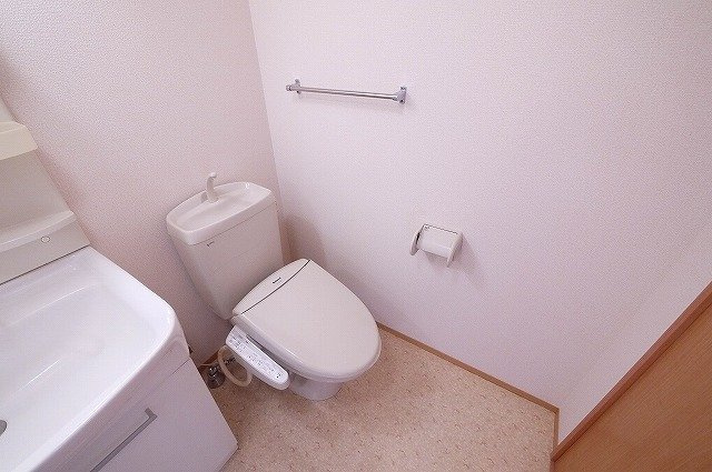 フィオーレ三条のトイレ|ウォシュレットがあるトイレです。