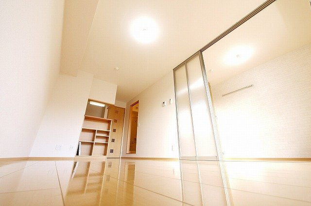 フィオーレ三条の居間・リビング|圧迫感を感じない広々としたお部屋です。