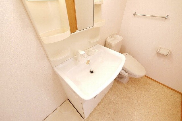 フィオーレ三条の洗面所|シャンプードレッサーがあるお部屋はうれしいですよね。