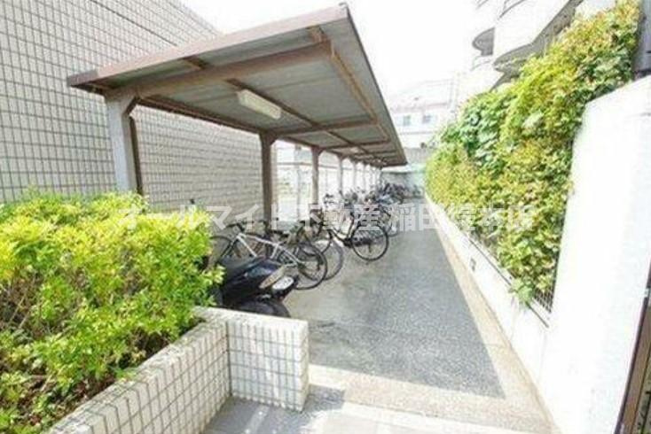 川崎市多摩区栗谷３丁目の賃貸マンションの駐車場