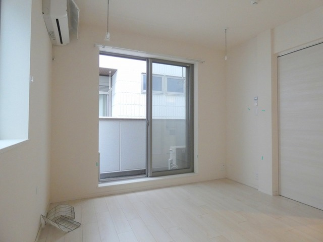 グリーンハウスの居間・リビング|★白を基調とした明るい角部屋です★