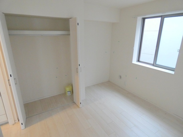 グリーンハウスの寝室|★明るいフローリングの角部屋です★