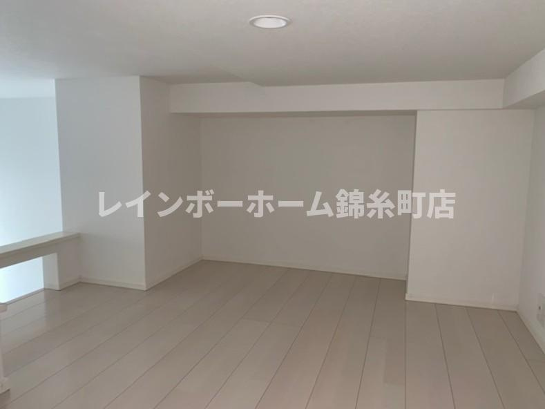 AKUSTOTの居間・リビング