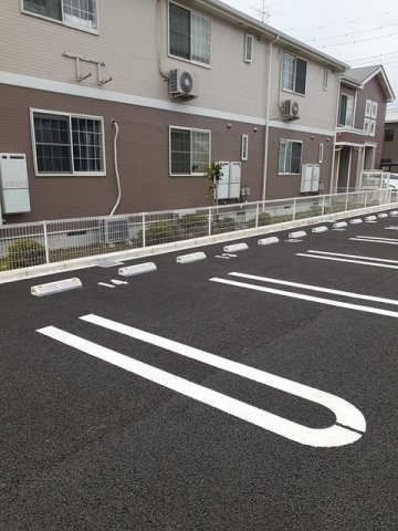 エレガントカーサⅢの駐車場