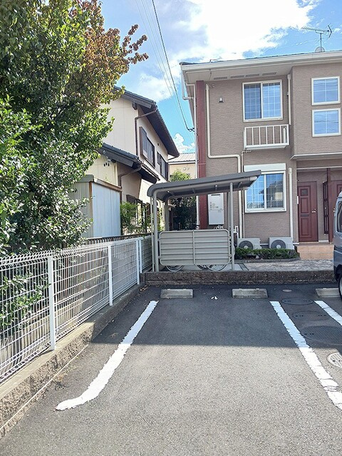 ルフレ サージュの駐車場