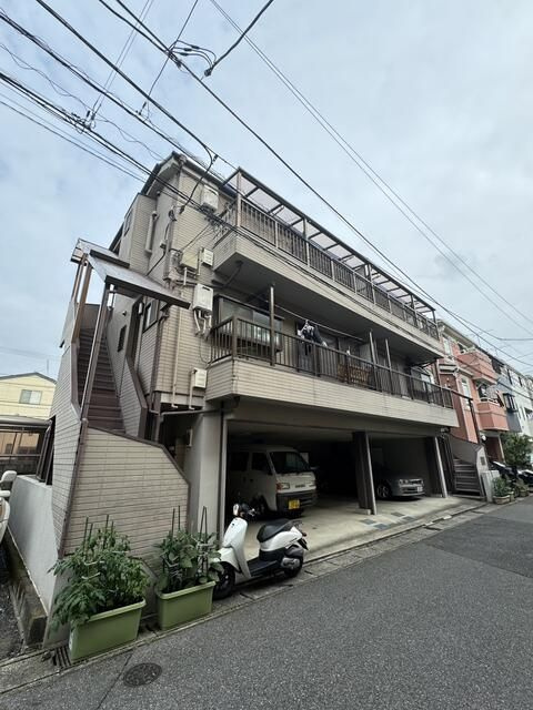 メゾンシラカワのエントランス