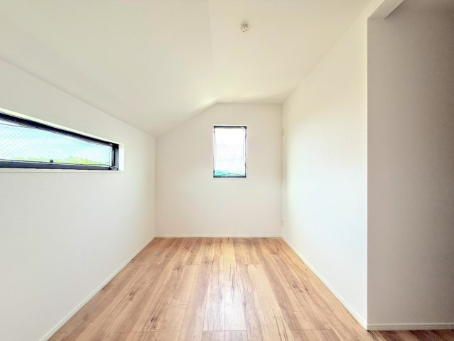 保土ヶ谷区権太坂３丁目　新築戸建ての洋室|◆感性を育むプライベートルームはシンプルでスマートな空間。好みの空間で読書をしたり、音楽を聞いたりと一人の時間も充実したものにできます。