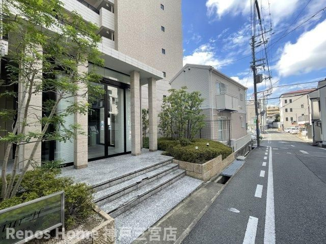 レジュールアッシュ神戸元町のエントランス
