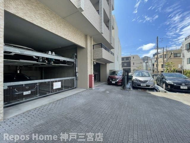 レジュールアッシュ神戸元町の駐車場