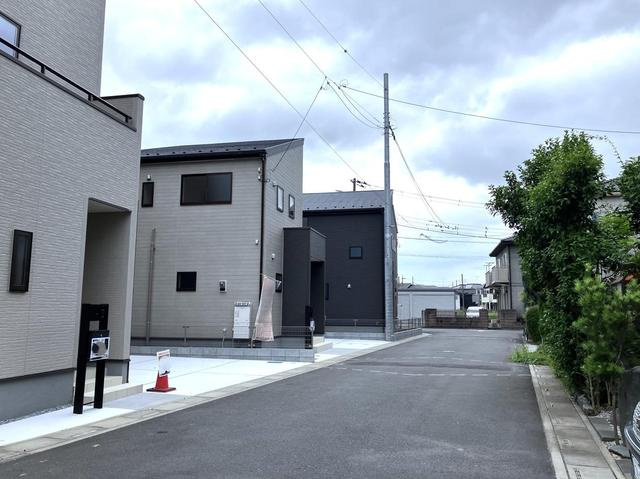 鶴ヶ島市下新田第3　新築戸建の前面道路含む現地写真