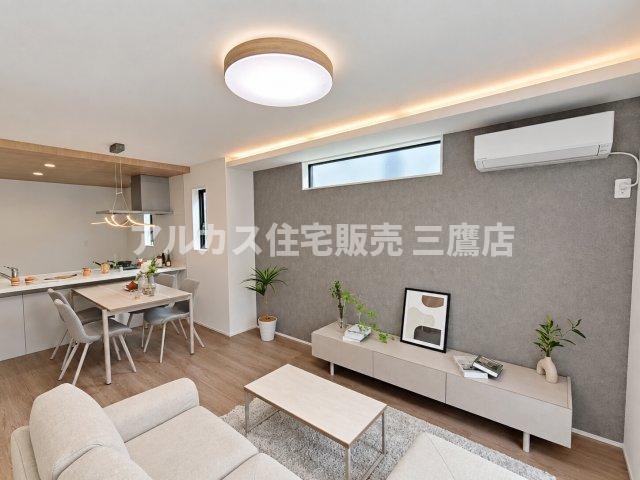 【内覧動画公開中！】三鷹市上連雀7丁目 中央線 三鷹駅 新築戸建の居間・リビング|グレーのアクセントクロスがおしゃれなリビング空間。大きな窓と間接照明により、明るく洗練された室内を保ちます。（※家具・調度品等は販売対象外です）