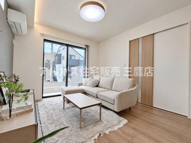 【内覧動画公開中！】三鷹市上連雀7丁目 中央線 三鷹駅 新築戸建の居間・リビング|掃き出し窓から明るい光が広がるリビング。落ち着いた木目のフローリングが心地よい居心地の良さをプラスします。（※家具・調度品等は販売対象外です）