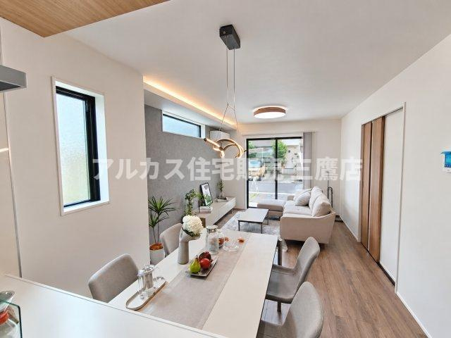 【内覧動画公開中！】三鷹市上連雀7丁目 中央線 三鷹駅 新築戸建の居間・リビング|キッチンからリビング全体が見渡せる安心の設計。コミュニケーションが取りやすく、家族の温もりを感じられます。（※家具・調度品等は販売対象外です）