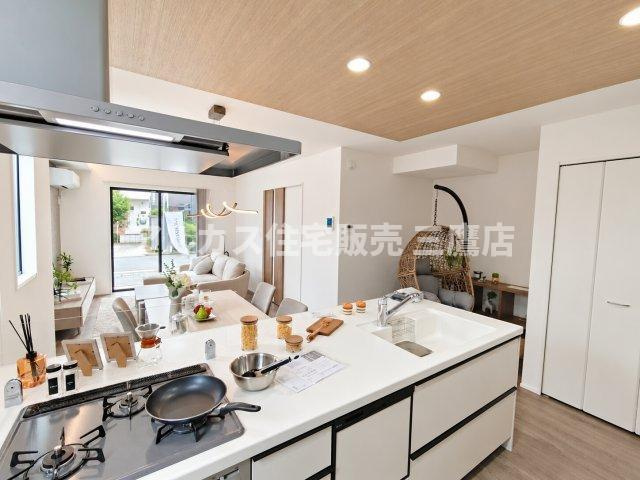 【内覧動画公開中！】三鷹市上連雀7丁目 中央線 三鷹駅 新築戸建のキッチン|木目調の天井がアクセントになった開放的なオープンキッチン。リビングダイニング全体を見渡しながら料理を楽しめます。（※家具・調度品等は販売対象外です）