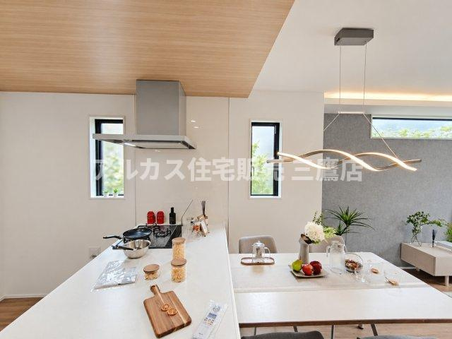【内覧動画公開中！】三鷹市上連雀7丁目 中央線 三鷹駅 新築戸建のキッチン|ダイニングスペースと一体感のあるフルフラットキッチン。2面の小窓から光が入り、明るい空間で調理ができます。（※家具・調度品等は販売対象外です）