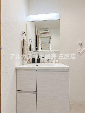 【内覧動画公開中！】三鷹市上連雀7丁目 中央線 三鷹駅 新築戸建の独立洗面台|清潔感のある白を基調とした洗面スペース。大きな三面鏡付きの洗面化粧台は収納力に優れ、日常の身支度をスムーズに行えます。（※家具・調度品等は販売対象外です）