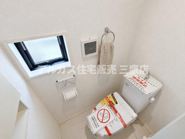 【内覧動画公開中！】三鷹市上連雀7丁目 中央線 三鷹駅 新築戸建のトイレ|採光・通風に配慮された小窓付きのトイレ。温水洗浄便座や手洗い機能、タオル掛けが整った機能的な空間です。（※家具・調度品等は販売対象外です）