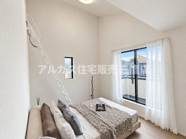 【内覧動画公開中！】三鷹市上連雀7丁目 中央線 三鷹駅 新築戸建の洋室|高い天井高とロフトが魅力的な洋室。開放的な吹抜け構造となっており、大きな窓から明るい自然光が広がる心地よい空間です。（※家具・調度品等は販売対象外です）