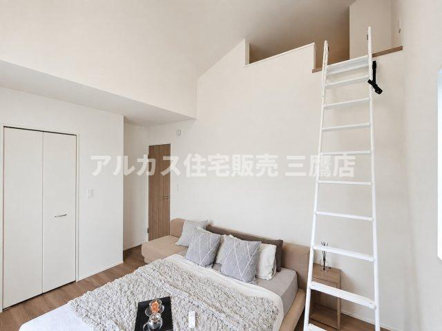 【内覧動画公開中！】三鷹市上連雀7丁目 中央線 三鷹駅 新築戸建の洋室|収納扉とロフトスペースが備わった機能的な洋室。白を基調とした壁面と温かみのある木目調の床材が調和しています。（※家具・調度品等は販売対象外です）
