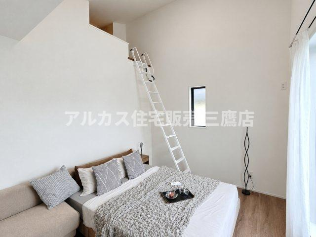 【内覧動画公開中！】三鷹市上連雀7丁目 中央線 三鷹駅 新築戸建の洋室|ロフトへ繋がる可動式はしごを設置した洋室。立体的で開放感のある室内設計が施されています。（※家具・調度品等は販売対象外です）