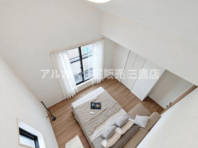 【内覧動画公開中！】三鷹市上連雀7丁目 中央線 三鷹駅 新築戸建の洋室|ロフト上部からの見下ろし。クローゼットなどの収納空間を備えつつ、ゆとりある室内スペースを確保しています。（※家具・調度品等は販売対象外です）