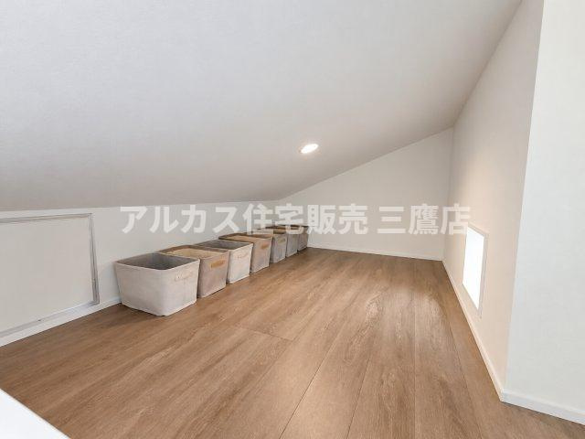 【内覧動画公開中！】三鷹市上連雀7丁目 中央線 三鷹駅 新築戸建の収納|勾配天井を活かした広々としたロフトスペース。季節物のアイテムやスーツケースなどを十分に収納できる余裕があり、多目的にご活用いただけます。（※家具・調度品等は販売対象外です） 