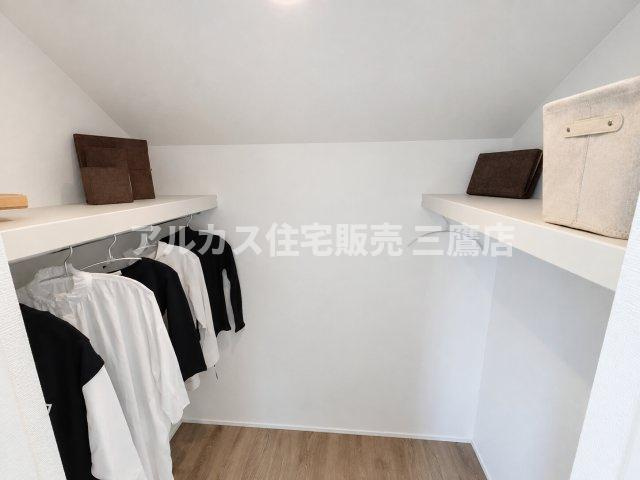 【内覧動画公開中！】三鷹市上連雀7丁目 中央線 三鷹駅 新築戸建の収納|両側にハンガーパイプと棚が設けられた大容量のウォークインクローゼット。衣類や小物を整理整頓してすっきりと収納できます。（※家具・調度品等は販売対象外です）