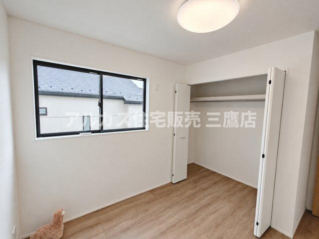 【内覧動画公開中！】三鷹市上連雀7丁目 中央線 三鷹駅 新築戸建の洋室|明るい採光が差し込むシンプルな洋室。折れ戸付きのクローゼットを備えており、衣類や日用品をすっきりと収納できます。（※家具・調度品等は販売対象外です） 
