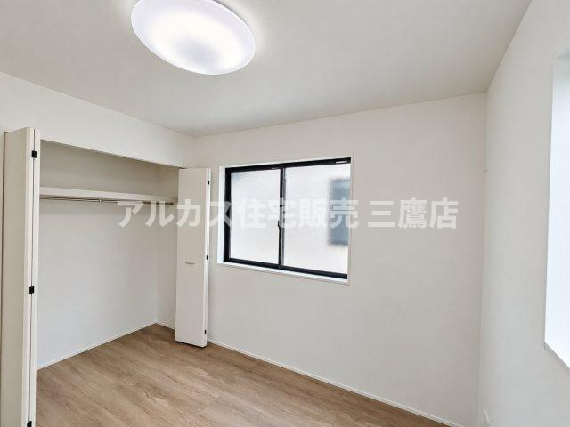 【内覧動画公開中！】三鷹市上連雀7丁目 中央線 三鷹駅 新築戸建の洋室|温かみのある木目調のフロアと白を基調とした壁面が調和する室内。ハンガーパイプと棚付きの収納を備え、お部屋を広く効率的に使用できます。（※家具・調度品等は販売対象外です）
