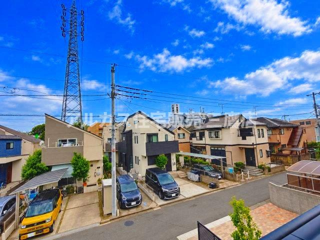 【内覧動画公開中！】三鷹市上連雀7丁目 中央線 三鷹駅 新築戸建の展望|青空と静かな住宅街を見渡せる開放的なロケーション。日当たりが良く、爽やかな風を感じられる環境です。