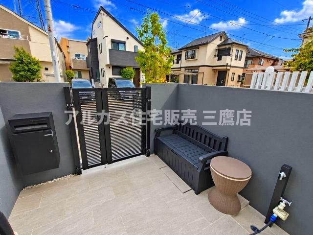 【内覧動画公開中！】三鷹市上連雀7丁目 中央線 三鷹駅 新築戸建のエントランス|プライバシーを守る高い壁とスタイリッシュな門扉が備わったエントランススペース。立水栓も設置されており、手洗いやお手入れにも便利です。（※家具・調度品等は販売対象外です）